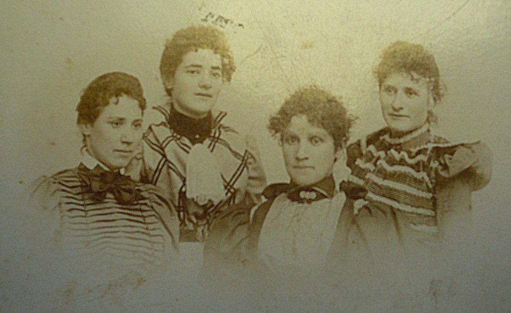 Bertha, Rosalie, Johanna und Lina Rosenhelm um die Jahrhundertwende