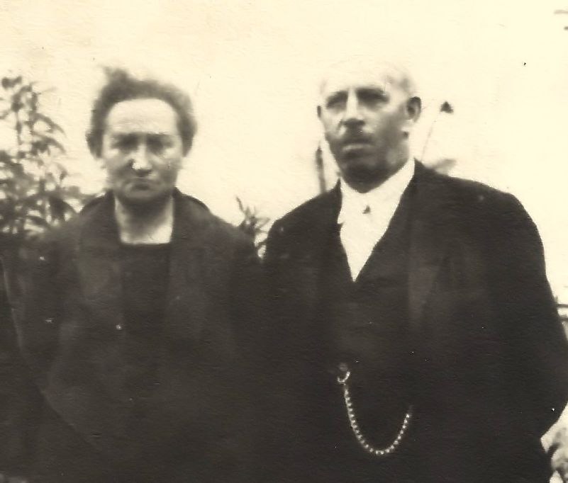 Henriette und Jakob Wolff vor ihrem Haus in Arfeld in den 1930er Jahren