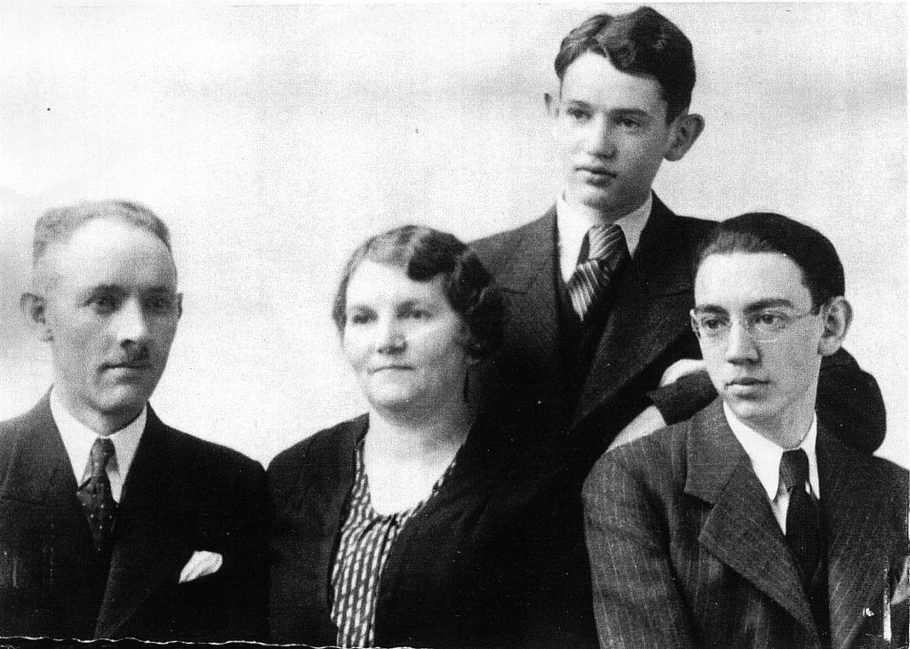 Abraham, Estera, Joseph und Max (heute Meir) Rosenblum. Das Foto entstand 1935/36, möglicherweise vor der Auswanderung von Joseph.