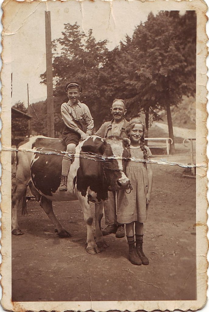 Aus glücklichen Tagen: Oswald, Wilhelm und Hildegard Breitenbach an der Setze in Obersetzen (im Hintergrund der Abzweig nach Unglinghausen und zur Grubenwiese)
