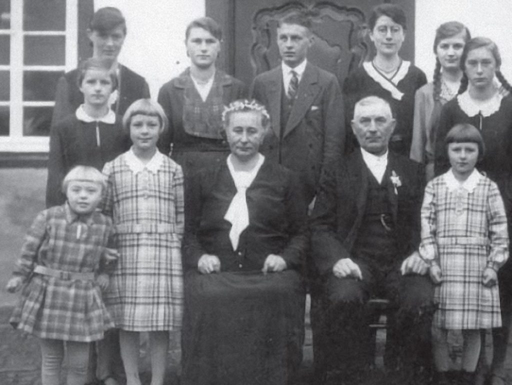 Silberne Hochzeit von Therese und Hermann Verspohl 1932. Drei von 13 Kindern starben im Kleinkindalter. Margret Verspohl vorne links.