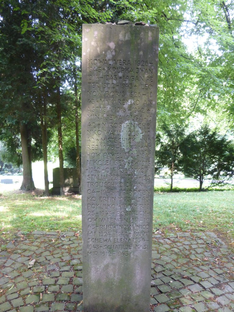 Stele am Rande des jüdischen Friedhofs Hermelsbach
