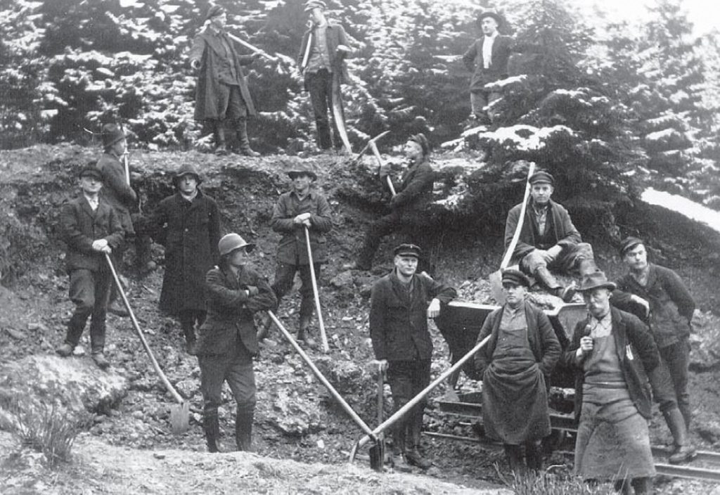 Wegebauarbeiten des Freiwilligen Arbeitsdienstes (FAD) Anfang der 1930er Jahre an der Wilhelmsruh unterhalb der Martinshardt - Rudolf Stähler rechts