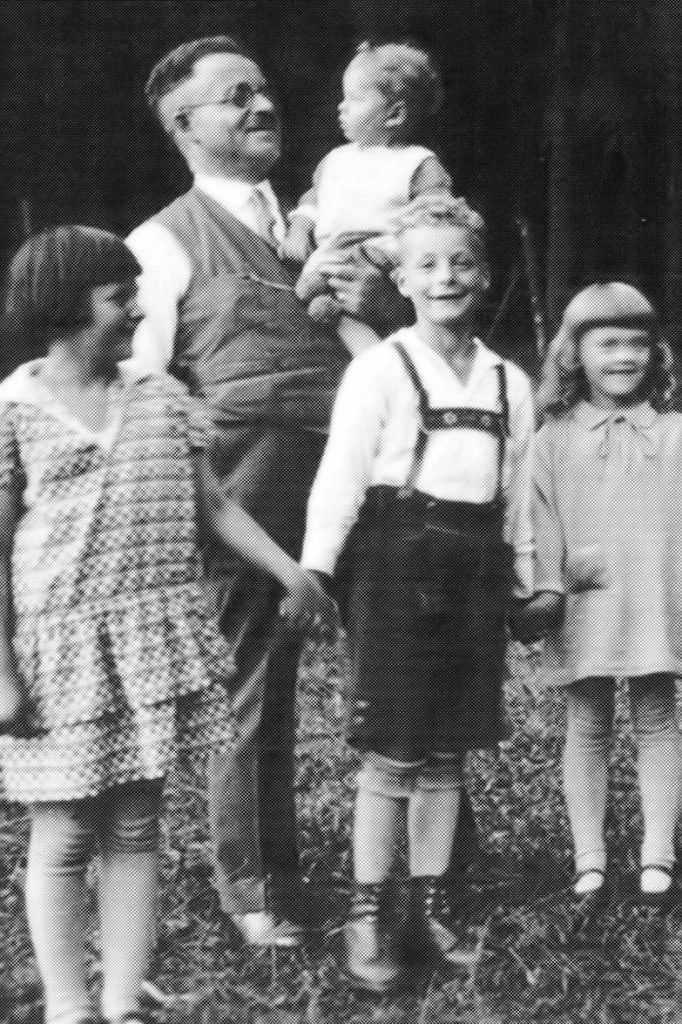 Lehrer Albert Stern mit Berleburger Kindern